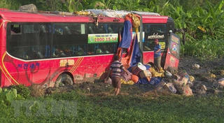 Phú Yên: Xe khách chở 42 người bị mất phanh, lao xuống ruộng