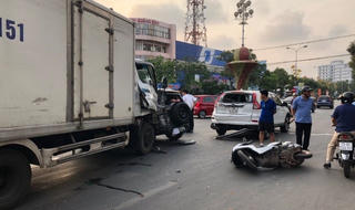 Quảng Bình: Xe tải đâm liên hoàn khiến 2 người bị thương