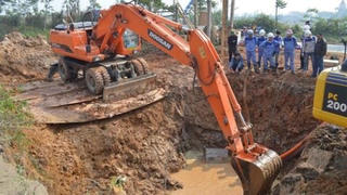 Đường ống cấp nước sạch Sông Đà lại vỡ