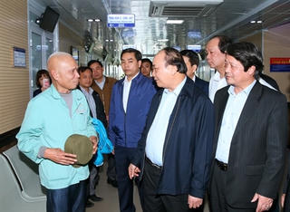 Thủ tướng Nguyễn Xuân Phúc thăm Bệnh viện Đa khoa tỉnh Phú Thọ