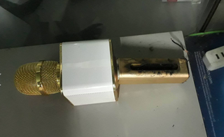 Đang sạc pin, micro hát karaoke cầm tay bất ngờ phát nổ