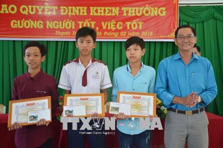 Tặng bằng khen học sinh nhặt được của rơi trả lại cho người bị mất