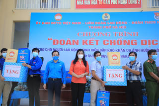Hà Nội: Tặng 2.200 suất quà cho lao động bị mất việc làm, sinh viên gặp khó khăn