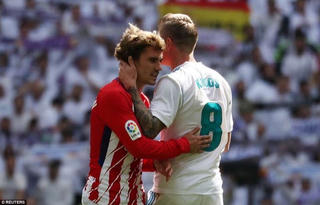 Real-Atletico 'bất phân thắng bại,' Barcelona hưởng lợi lớn