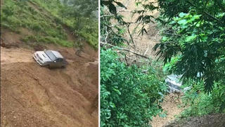 CLIP: Ô tô bán tải trôi xuống vực do sạt lở