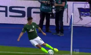 Tuyển thủ Đức gây cười khi đá hỏng phạt góc