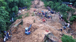 Mưa lũ kéo dài, cuộc sống người dân đảo lộn