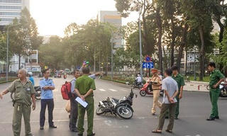 Tên cướp vượt đèn đỏ tháo chạy, tông người phụ nữ gãy chân