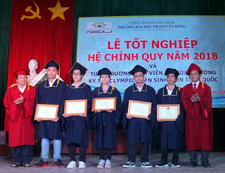 Trường ĐH Phạm Văn Đồng trao bằng tốt nghiệp cho sinh viên
