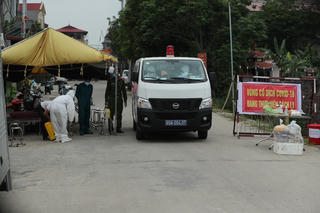 Chiến đấu chống Covid-19: Nóng ở hai điểm nóng