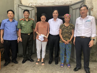 Công an Hà Tĩnh hỗ trợ nữ sinh nghèo học đại học