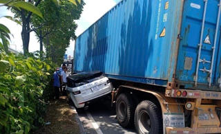 Xe container chèn ô tô hạng sang đi cùng chiều bẹp rúm