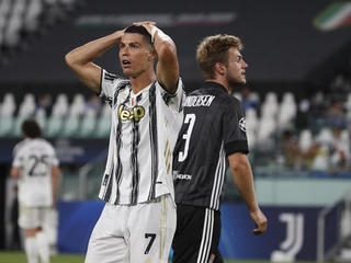 Ronaldo lập cú đúp, Juventus vẫn cay đắng chia tay Champions League