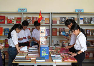 Trưng bày sách, báo, tạp chí về Khởi nghĩa giành chính quyền Cách mạng Tháng Tám năm 1945