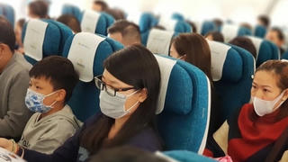 Hành khách đi máy bay không đeo khẩu trang sẽ bị phạt