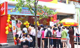 Hàng trăm người xếp hàng mua vé tại Trung tâm bán vé & Dịch vụ khách hàng VietJet
