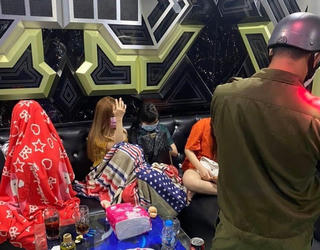 Long An: Bắt nhóm nam nữ phê ma túy trong quán karaoke giữa mùa dịch