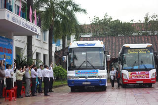 ‘Chuyến xe xuân yêu thương’ đưa 320 sinh viên về quê ăn Tết