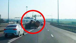 [VIDEO] Xe bán tải dừng giữa đường khiến ôtô tông vào phía sau
