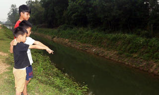 Nam sinh lớp 7 dũng cảm lao xuống dòng nước cứu 2 em nhỏ