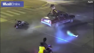 Vượt đèn đỏ, thiếu nữ bay lên nóc ôtô
