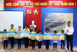 Viettel Đắk Lắk trao 70 suất học bổng "Vì em hiếu học"