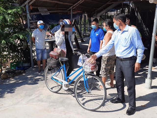 Quảng Nam: Mua xe, hỗ trợ lương thực cho thanh niên đi bộ về quê