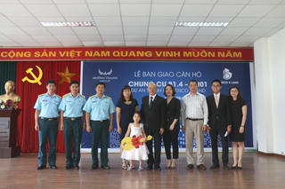 Vợ con Đại tá phi công Trần Quang Khải nhận nhà từ Tập đoàn Mường Thanh