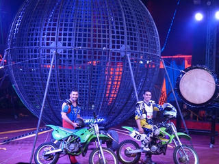 Chương trình xiếc quốc tế mạo hiểm