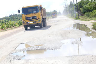 Quảng Nam- Quảng Ngãi: Tan nát đường ven biển