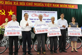 Phó Thủ tướng Trương Hòa Bình tặng quà học sinh vượt khó miền Trung