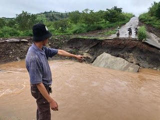  Thầy giáo bị nước lũ cuốn khi đang tới trường