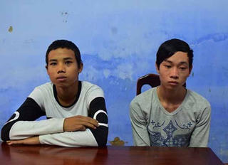 Vào sân bóng nhân tạo trộm Iphone 7 plus