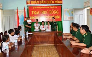 BĐBP Đắk Lắk tặng học bổng trẻ em nghèo vùng biên giới