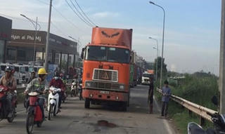 2 xe container đâm nhau, đầu xe vỡ nát