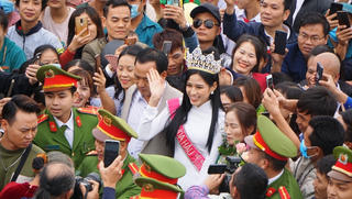Hoa hậu Đỗ Thị Hà: Chỉ muốn chạy về nhà ôm chặt cha mẹ sau đêm đăng quang