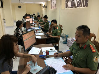 Ngăn chặn 'cò' hộ chiếu