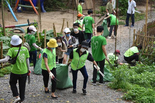 [ẢNH] Hàng trăm tình nguyện viên hào hứng dọn rác tại bờ sông Hồng