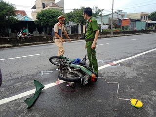 Xe máy bất ngờ tông hai bà cháu bị thương