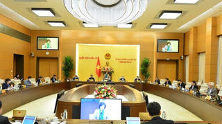 Chủ tịch Quốc hội động viên Phó Thủ tướng 'tranh thủ ngủ một chút'