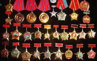 Xử lý nghiêm vụ để quên huân chương, bằng khen trong tủ hơn 40 năm