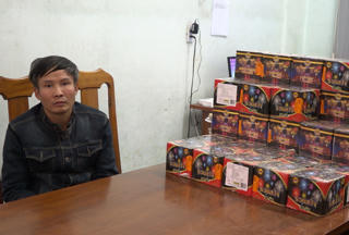 Người đàn ông 47 tuổi bị bắt giữ khi mua bán 62 kg pháo lậu