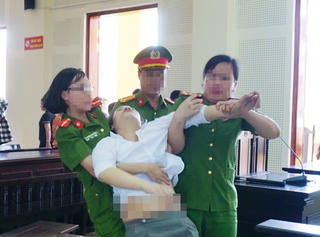 Bị tăng án phạt, thiếu phụ mang tội giết người ngất xỉu ngay tại tòa