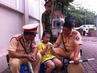 CSGT đang tìm người thân cho cháu bé 6 tuổi đi lạc