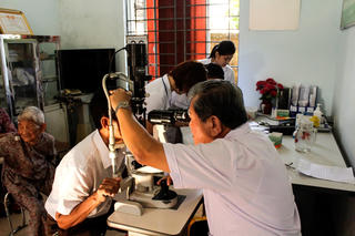 Phẫu thuật đục thủy tinh thể miễn phí cho người nghèo