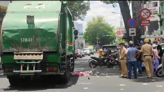 Xe chở rác cán chết một phụ nữ bán vé số ở trung tâm Sài Gòn