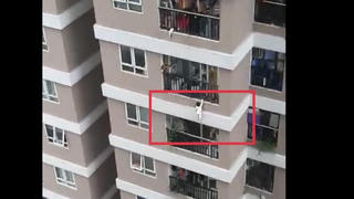 Người đàn ông kể giây phút băng qua tường rào, đỡ cháu bé rơi từ tầng 12A