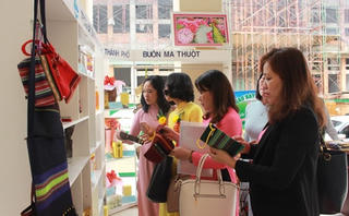 Gian hàng trưng bày sản phẩm Hội Phụ nữ TP Buôn Ma Thuột