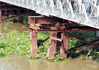 Cầu suýt sập vì bị xà lan đâm