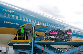 Vietnam Airlines và Airbus vận chuyển miễn phí 3 tấn thiết bị y tế
